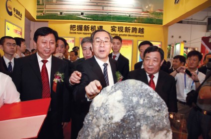 自治区主席马彪在矿业展览会现场